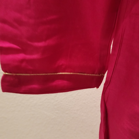 This elegant and adaptable kurti combines fashion with comfort - Picture 2 of 4